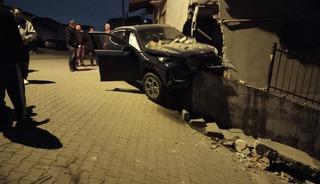 Kontrolden &ccedil;ıkan otomobil istinat duvarında asılı kaldı