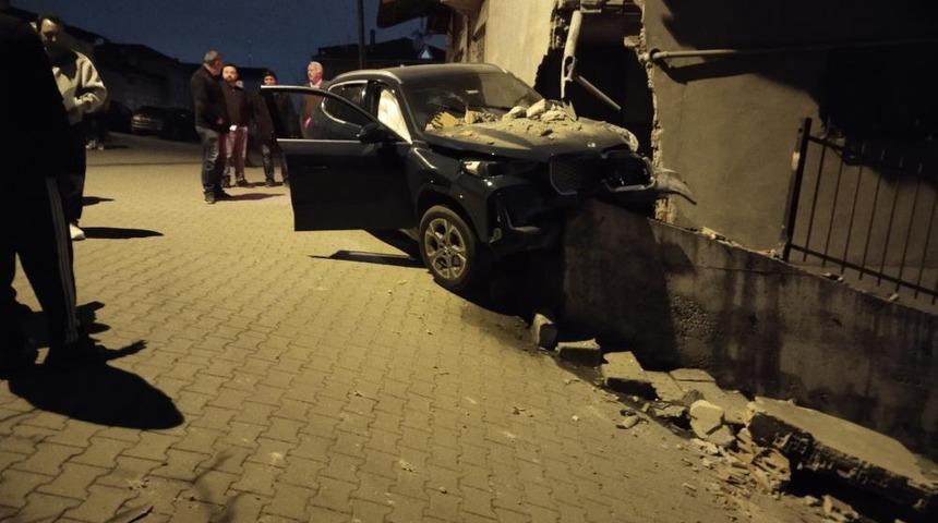 Ataşehir&rsquo;de kontrolden &ccedil;ıkan otomobil, yıktığı istinat duvarında asılı kaldı