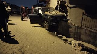 Ataşehir’de kontrolden çıkan otomobil, yıktığı istinat duvarında asılı kaldı