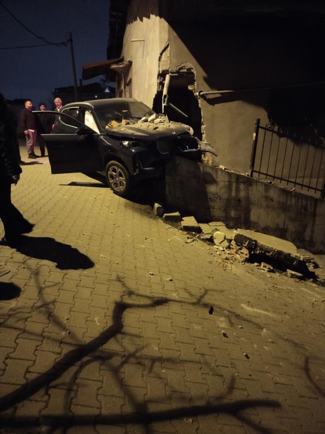 Ataşehir&rsquo;de kontrolden &ccedil;ıkan otomobil, yıktığı istinat duvarında asılı kaldı 1