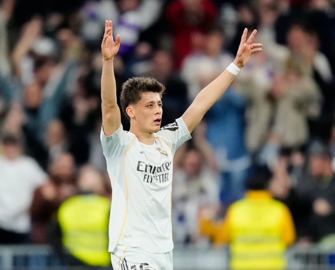 Arda G&uuml;ler y&uuml;zyılın gol&uuml;n&uuml; attı! Orta sahanın bile gerisinden rakip kaleye roket yolladı 3