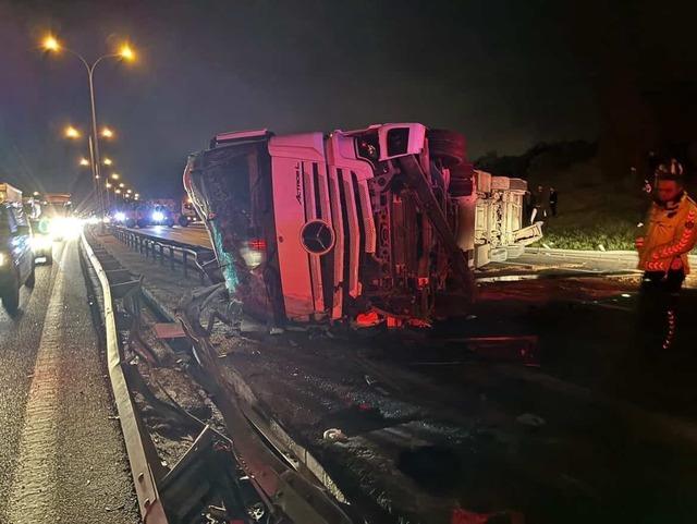 TEM Otoyolu&rsquo;nda tır devrildi: Kilometrelerce trafik oluştu 1