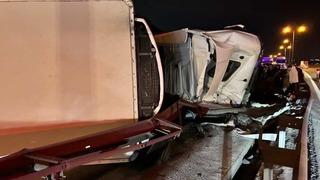 TEM Otoyolu’nda tır devrildi: Kilometrelerce trafik oluştu