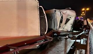 TEM Otoyolu&rsquo;nda tır devrildi! Kilometrelerce trafik oluştu