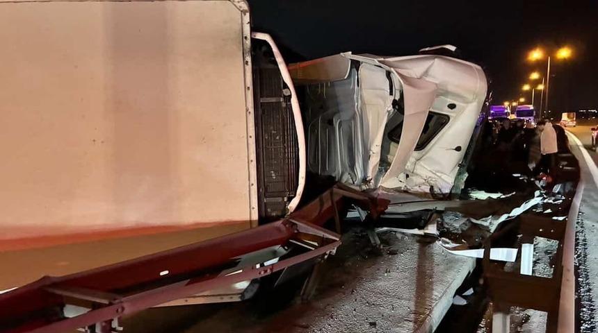 TEM Otoyolu&rsquo;nda tır devrildi: Kilometrelerce trafik oluştu