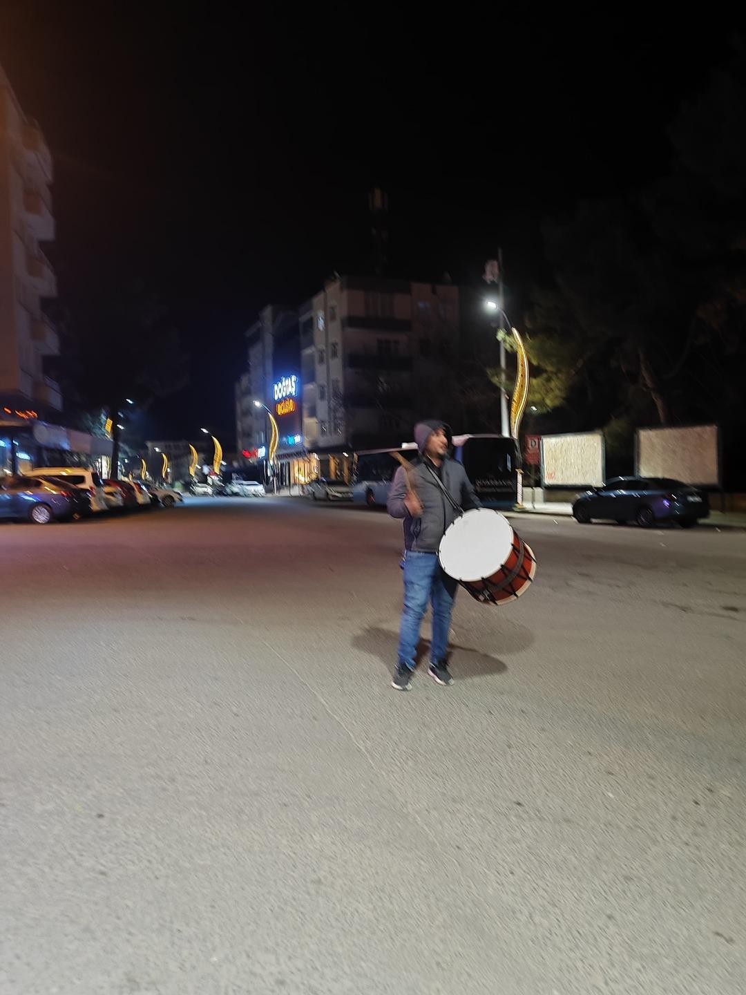 40 yıldır halay davulu çalarak sahura uyandırıyorlar 2