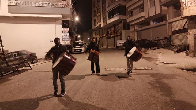40 yıldır halay davulu çalarak sahura uyandırıyorlar