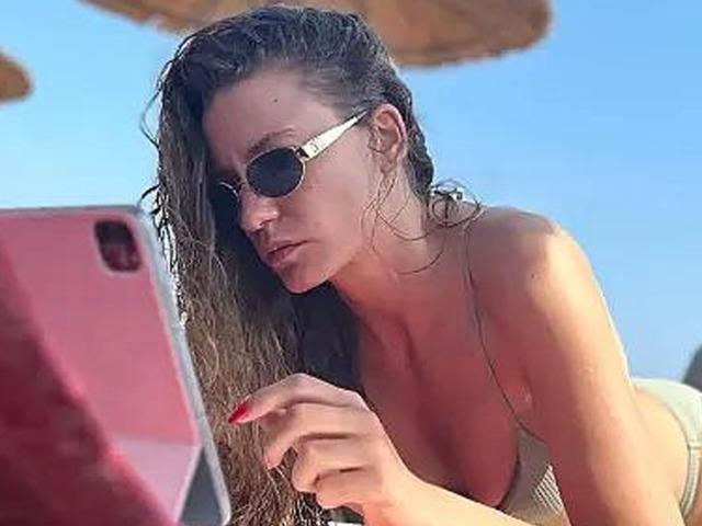 İddialı pozlar! Ceketin i&ccedil;ine hi&ccedil;bir şey giymedi