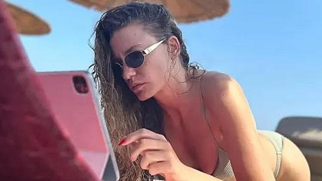 Serenay Sarıkaya'dan iddialı pozlar! Ceketin içine hiçbir şey giymedi