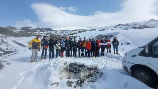 Dağcılardan Ağrı Dağı zirvesine tırmanış!