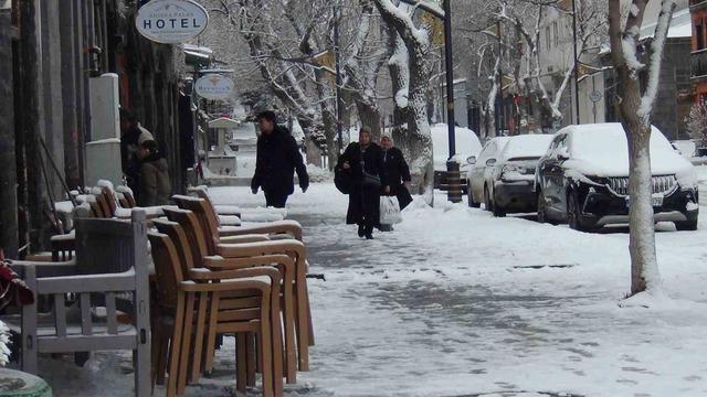 Mart ayında yağan kar, kenti yeniden beyaza b&uuml;r&uuml;d&uuml; 12