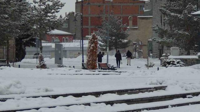 Mart ayında yağan kar, kenti yeniden beyaza b&uuml;r&uuml;d&uuml; 11