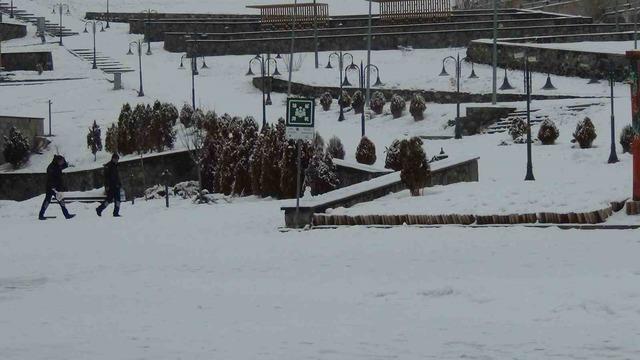 Mart ayında yağan kar, kenti yeniden beyaza b&uuml;r&uuml;d&uuml; 10