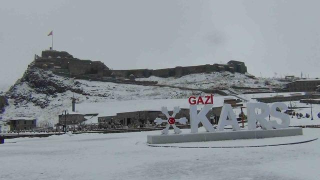 Mart ayında yağan kar, kenti yeniden beyaza b&uuml;r&uuml;d&uuml; 9