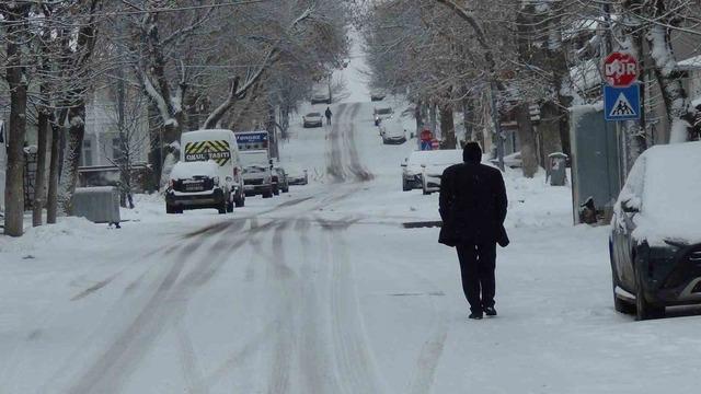 Mart ayında yağan kar, kenti yeniden beyaza b&uuml;r&uuml;d&uuml; 8