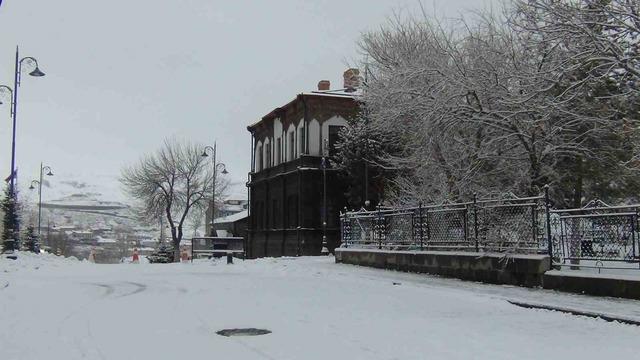 Mart ayında yağan kar, kenti yeniden beyaza b&uuml;r&uuml;d&uuml; 5