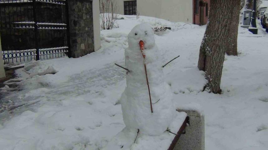 Mart ayında yağan kar, kenti yeniden beyaza b&uuml;r&uuml;d&uuml;