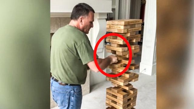 Jenga oynayan adamın akıllıca hamlesi