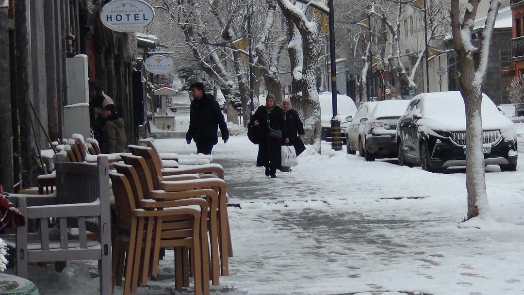 Mart kapıdan baktırdı! Kente Lapa lapa kar yağdı: Kış geri döndü 11