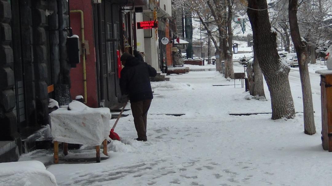 Mart kapıdan baktırdı! Kente Lapa lapa kar yağdı: Kış geri döndü 12