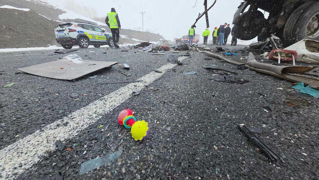 Bir aileyi ayıran kaza: Anne, baba, bebek... Geriye sadece k&uuml;&ccedil;&uuml;k &ccedil;ocuk kaldı 3
