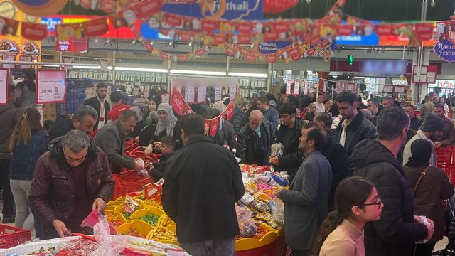 Et fiyatını yarı yarıya d&uuml;ş&uuml;r&uuml;nce akın ettiler: Bayram &ouml;ncesi yoğunluk