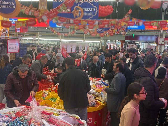 Et fiyatını yarı yarıya d&uuml;ş&uuml;r&uuml;nce akın ettiler: Bayram &ouml;ncesi yoğunluk