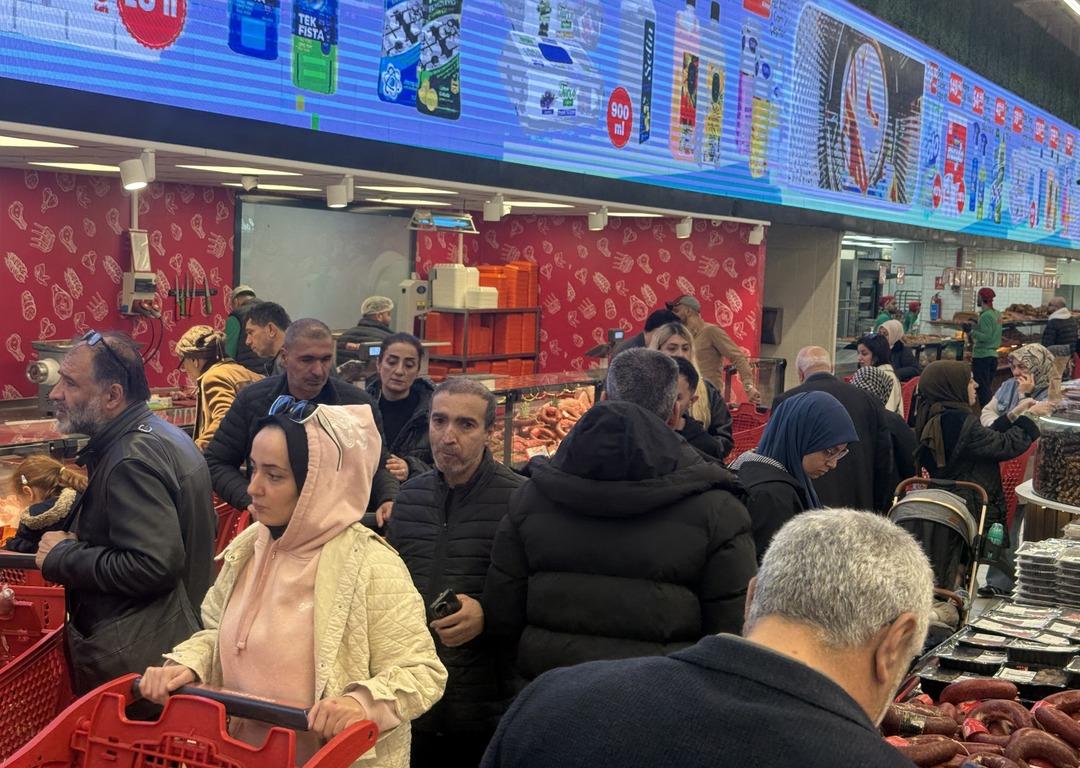 Et fiyatını yarı yarıya d&uuml;ş&uuml;r&uuml;nce akın ettiler: Bayram &ouml;ncesi yoğunluk 1