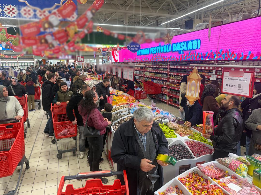 Et fiyatını yarı yarıya d&uuml;ş&uuml;r&uuml;nce akın ettiler: Bayram &ouml;ncesi yoğunluk 2