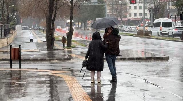 Diyarbakır&rsquo;da sağanak yağış hayatı olumsuz etkiledi 1