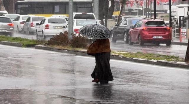 Diyarbakır&rsquo;da sağanak yağış hayatı olumsuz etkiledi 2