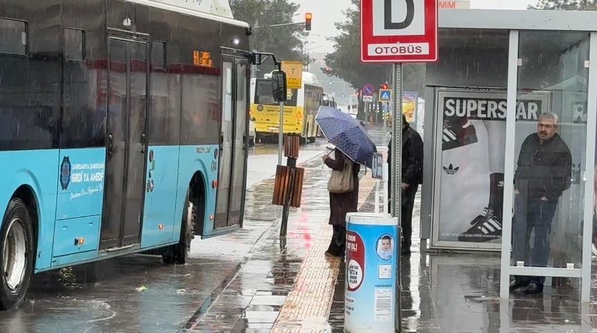 Diyarbakır&rsquo;da sağanak yağış hayatı olumsuz etkiledi