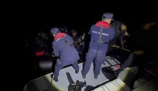 &Ccedil;eşme a&ccedil;ıklarında 34 d&uuml;zensiz g&ouml;&ccedil;men yakalandı