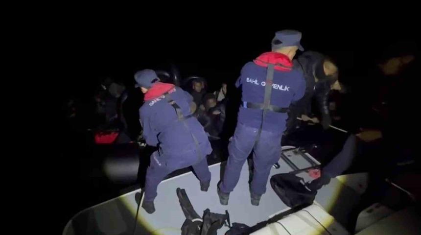 &Ccedil;eşme a&ccedil;ıklarında 34 d&uuml;zensiz g&ouml;&ccedil;men yakalandı