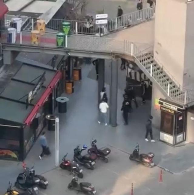 AVM’de iki grup arasında kavga: Güvenlik müdahale etti 3