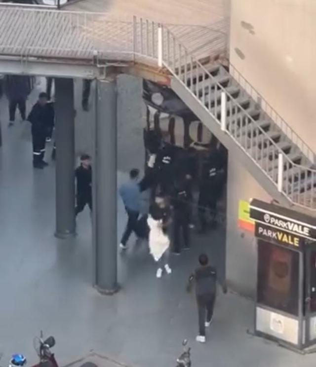 AVM’de iki grup arasında kavga: Güvenlik müdahale etti 1