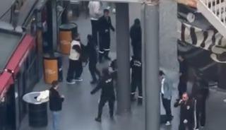 AVM&rsquo;de iki grup arasında kavga: G&uuml;venlik m&uuml;dahale etti