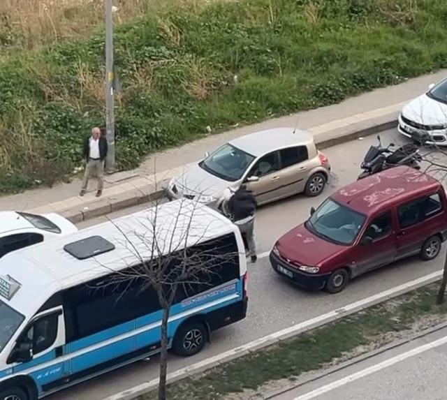 Otomobil sürücüsü motosikletliye copla saldırdı 1