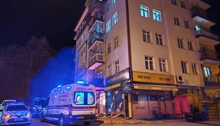 Dengesini kaybederek &uuml;&ccedil;&uuml;nc&uuml; kattan d&uuml;şt&uuml;, yaşamını yitirdi