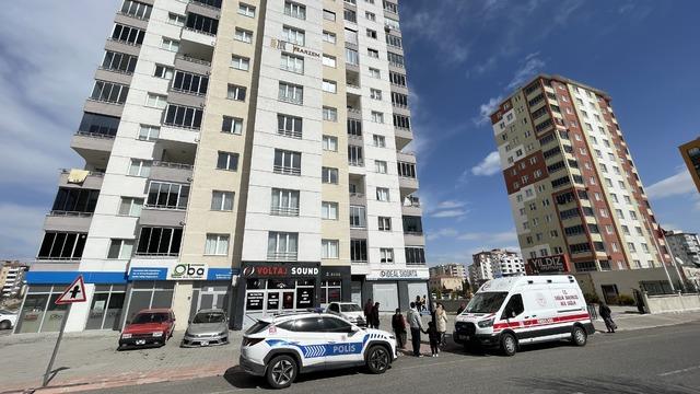 Kayseri'de 3'üncü kattan düşen yaşlı adam hayatını kaybetti