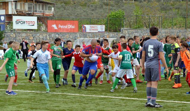 Gençlik ve Spor Bakanı Bak ile Alex, U12 İzmir Cup'ın açılışını yaptı