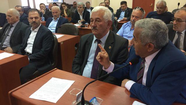 CHP'li meclis üyesi AK Partili üyenin üzerine su fırlattı