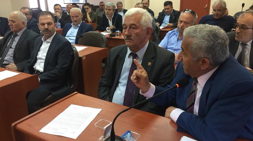 CHP'li meclis üyesi AK Partili üyenin üzerine su fırlattı