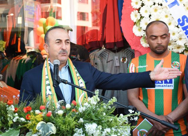 Bakan Çavuşoğlu ve eşi, Afrin şehitleri için fidan dikti (2)