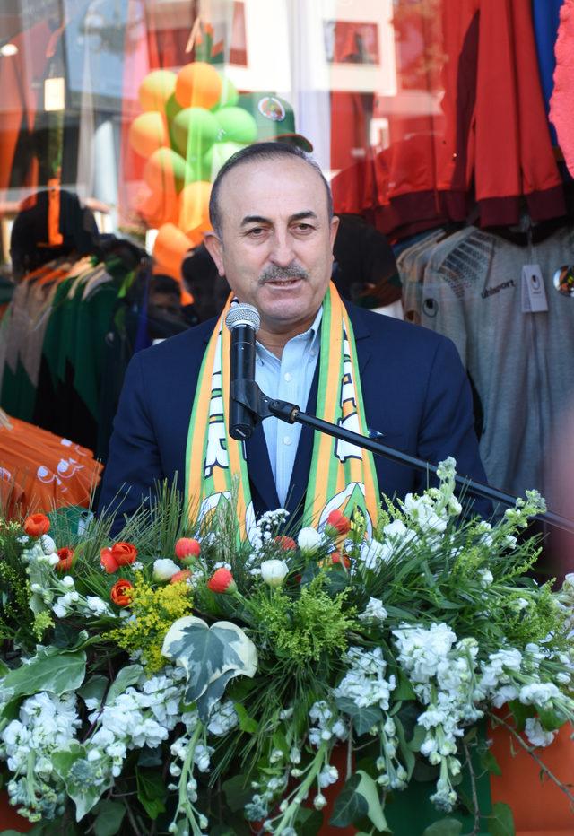 Bakan Çavuşoğlu ve eşi, Afrin şehitleri için fidan dikti (2)