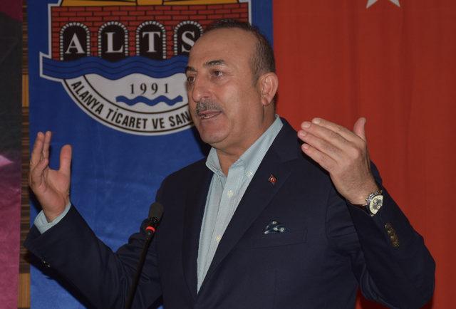 Bakan Çavuşoğlu ve eşi, Afrin şehitleri için fidan dikti (2)