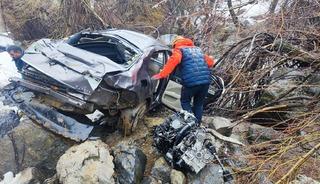 Hakkari'de otomobil 200 metrelik şarampole yuvarlandı, s&uuml;r&uuml;c&uuml; hayatını kaybetti