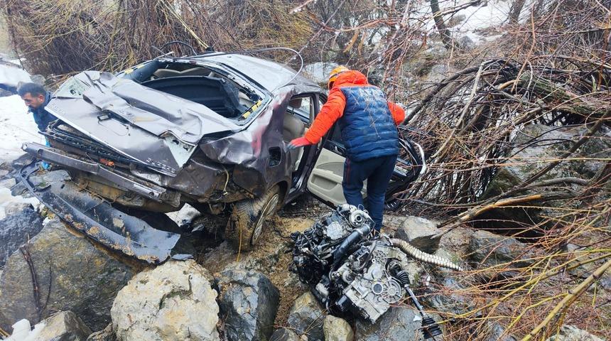 Hakkari'de otomobil 200 metrelik şarampole yuvarlandı, s&uuml;r&uuml;c&uuml; hayatını kaybetti
