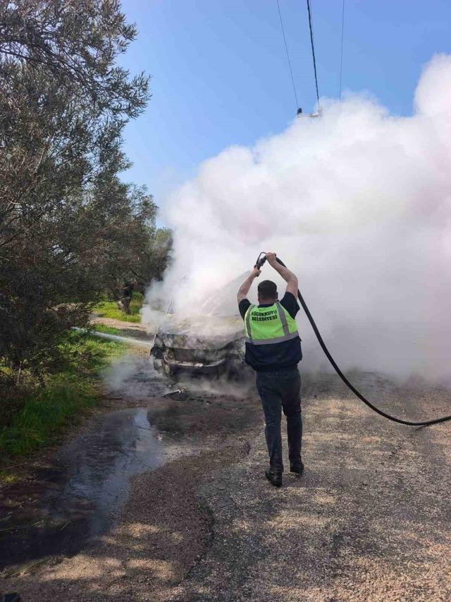 Ayvacık&rsquo;ta kamyonet yangını 3