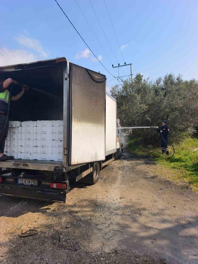 Ayvacık&rsquo;ta kamyonet yangını 2